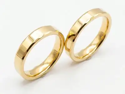 Par de alianças douradas facetadas